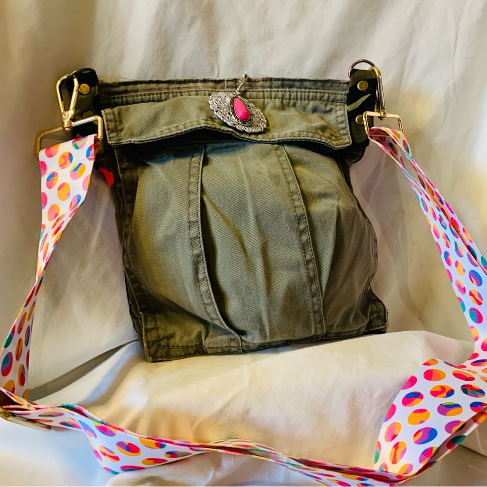 Chic Khaki Crossbody Bag with Vibrant Strap - Picture 3 of 10